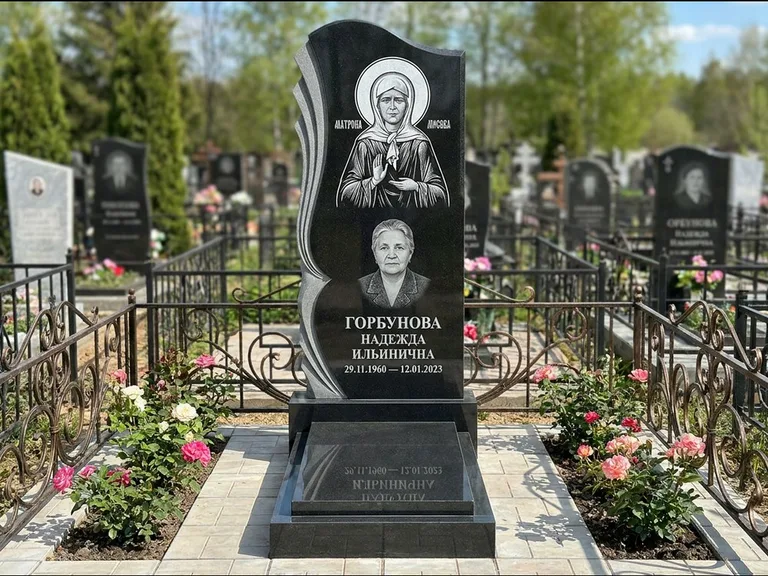 Памятник с гравировкой иконы — икона в резном киоте, работа «Одинцов» в Санкт-Петербурге