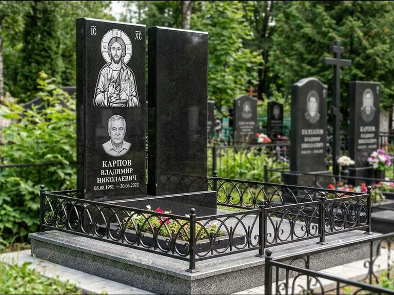 Памятник с гравировкой иконы — Казанская икона Божией Матери на стеле, работа «Богданова» в Санкт-Петербурге
