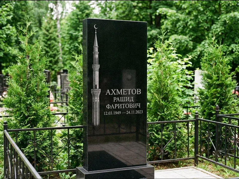 Мусульманский памятник с гравировкой мечети — минарет с полумесяцем у края стелы, работа «Ахметов» в Санкт-Петербурге