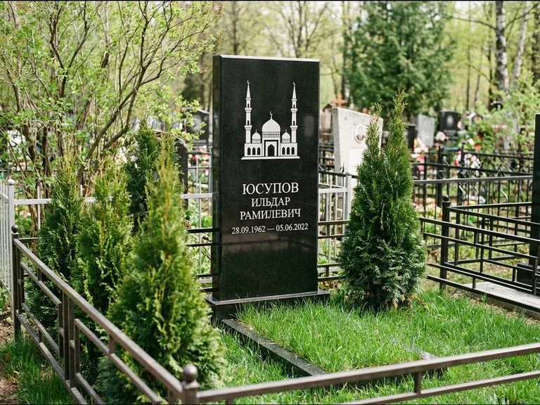 Мусульманский памятник с гравировкой мечети — силуэт мечети с двумя минаретами над именем, работа «Юсупов» в Санкт-Петербурге