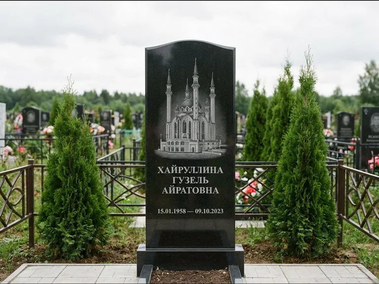 Мусульманский памятник с гравировкой мечети — мечеть Кул-Шариф на обороте стелы, работа «Хайруллина» в Санкт-Петербурге