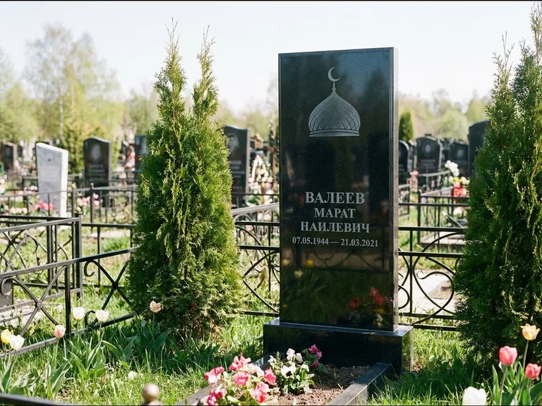 Мусульманский памятник с гравировкой мечети — купол с полумесяцем в верхней части, работа «Валеев» в Санкт-Петербурге