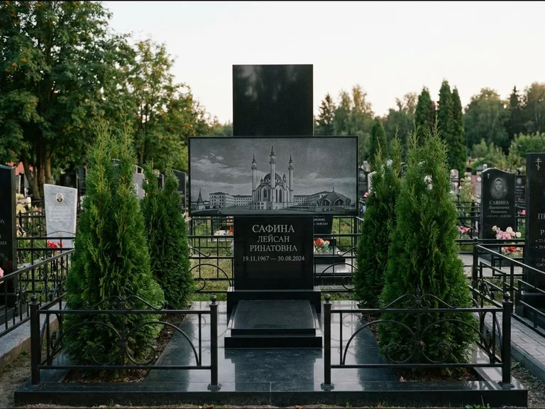 Мусульманский памятник с гравировкой мечети — панорама мечети во всю ширину стелы, работа «Сафина» в Санкт-Петербурге