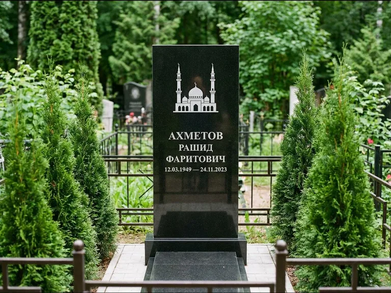 Мусульманский памятник с гравировкой мечети — силуэт мечети с двумя минаретами над именем, работа «Ахметов» в Санкт-Петербурге