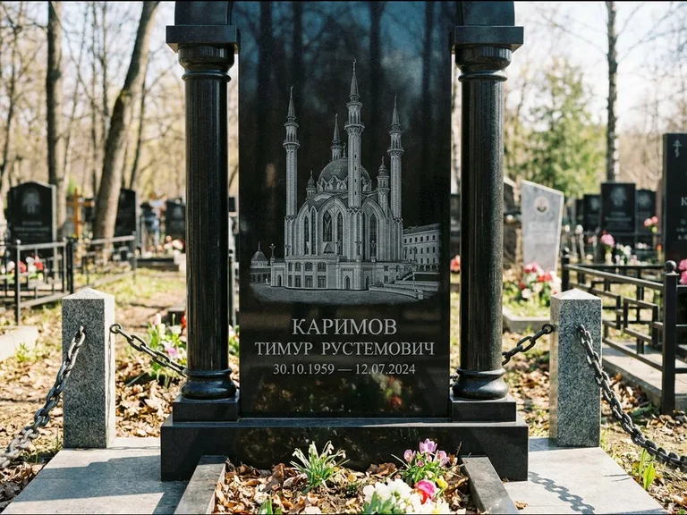Мусульманский памятник с гравировкой мечети: стела с колоннами-минаретами по бокам — детализированная гравировка мечети Кул-Шариф, гранитные столбики с провисающей цепью, работа «Каримов» в Санкт-Петербурге