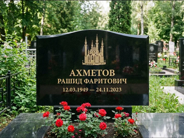 Мусульманский памятник с гравировкой мечети: широкая двойная семейная стела — золочёная гравировка мечети, цветник с красными розами, работа «Ахметов» в Санкт-Петербурге