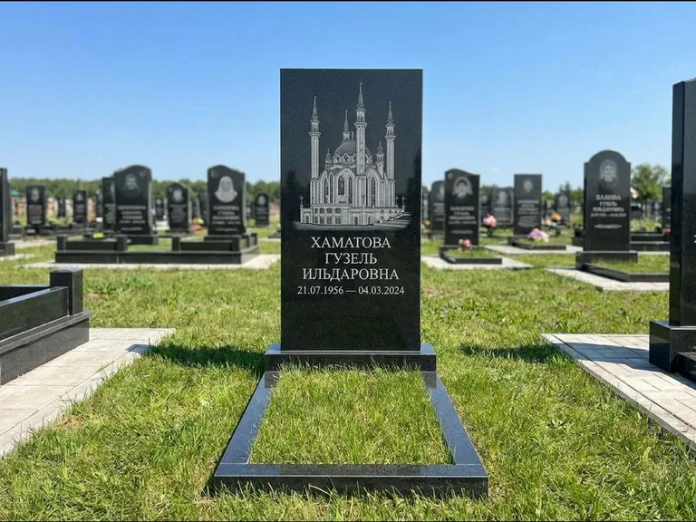 Мусульманский памятник с гравировкой мечети: небольшая скромная одиночная стела — золочёная гравировка мечети, аккуратный участок с газоном, работа «Нигматуллина» в Санкт-Петербурге