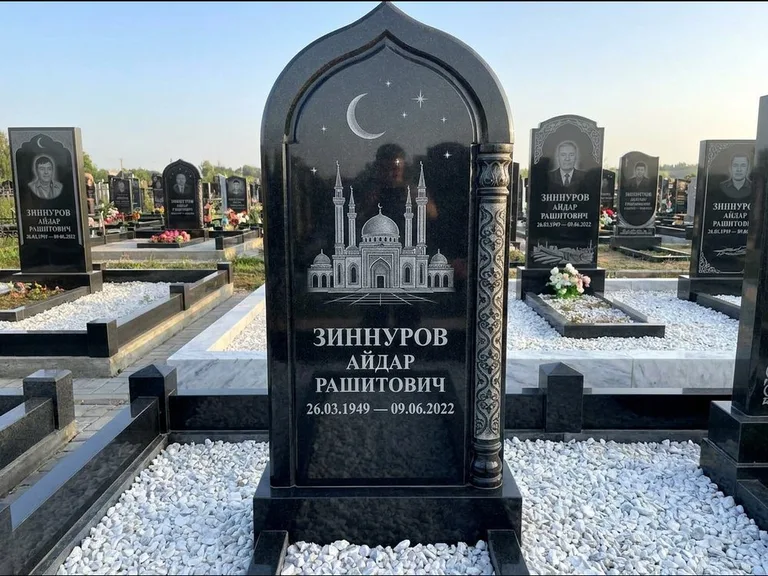 Мусульманский памятник с гравировкой мечети: стела с михраб-верхом и резной боковой колонной — детализированная гравировка мечети Кул-Шариф, белая мраморная крошка, работа «Ахметов» в Санкт-Петербурге