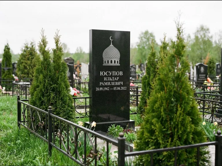 Мусульманский памятник с гравировкой мечети — купол с полумесяцем в верхней части, работа «Юсупов» в Санкт-Петербурге