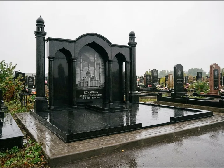 Мусульманский памятник с гравировкой мечети: семейный мемориал с колоннами-минаретами и аркой — золочёная гравировка мечети, большая мощёная площадка, работа «Абдуллаева» в Санкт-Петербурге