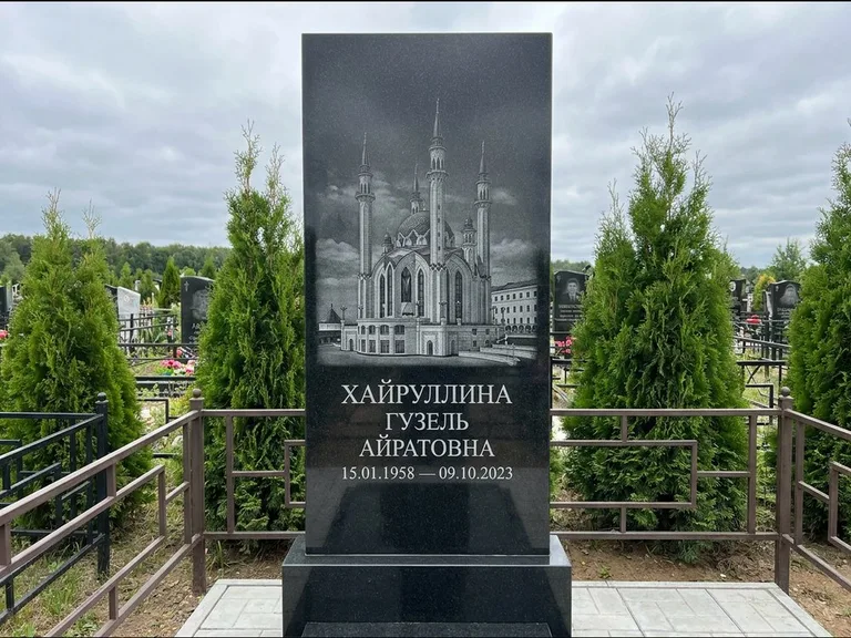 Мусульманский памятник с гравировкой мечети — панорама мечети во всю ширину стелы, работа «Хайруллина» в Санкт-Петербурге