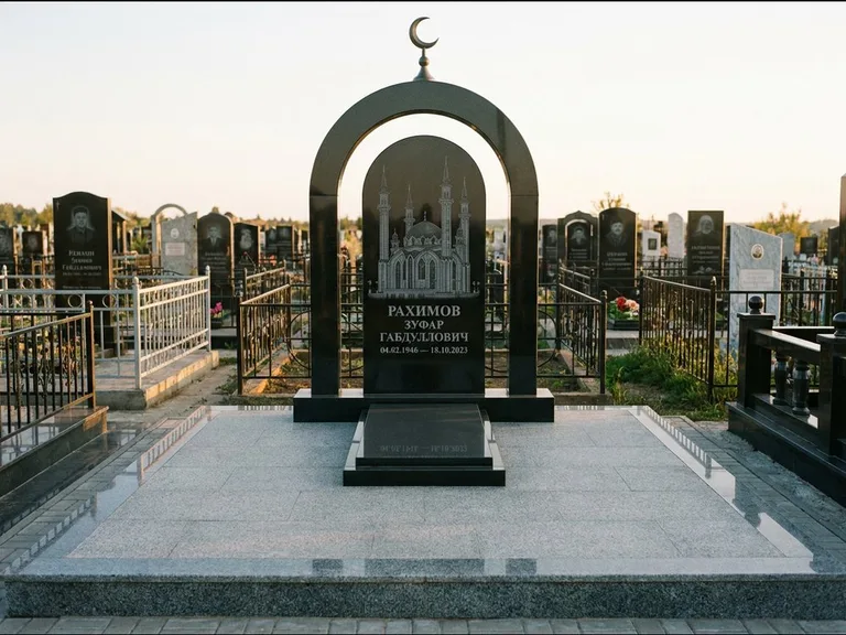 Мусульманский памятник с гравировкой мечети: монументальная стела-арка с полумесяцем на вершине — детализированная гравировка мечети Кул-Шариф, мощёная гранитная площадка с бордюром, работа «Юсупов» в Санкт-Петербурге
