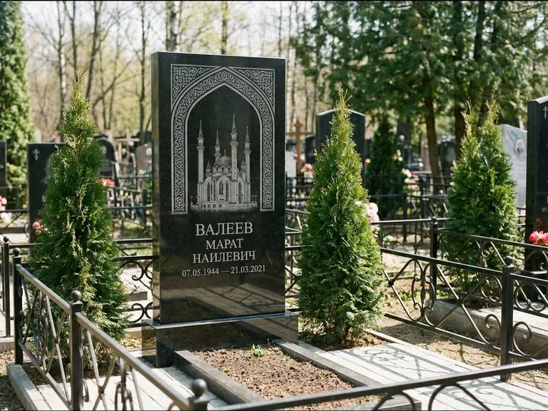 Мусульманский памятник с гравировкой мечети — мечеть в восточной арке с орнаментом, работа «Валеев» в Санкт-Петербурге