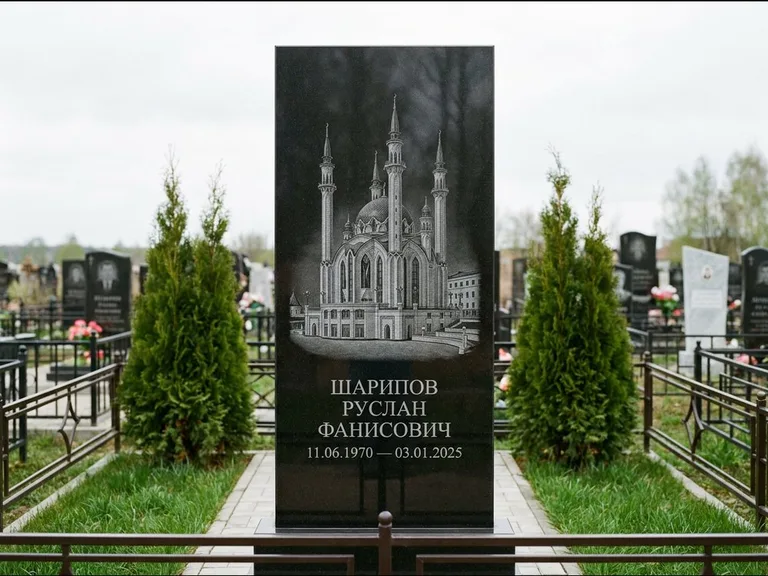 Мусульманский памятник с гравировкой мечети — мечеть Кул-Шариф на обороте стелы, работа «Шарипов» в Санкт-Петербурге