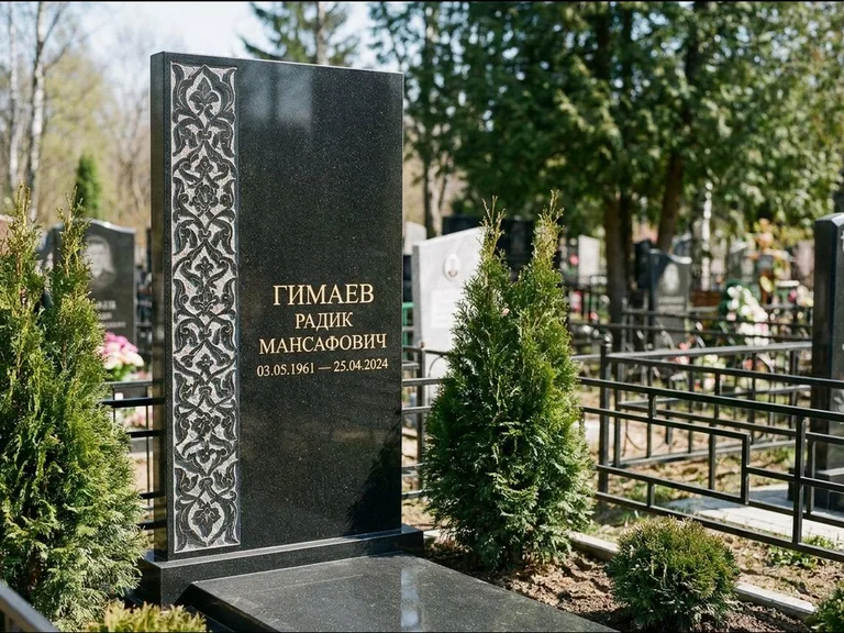 Мусульманский памятник — колонна ислими по краю стелы, работа «Гимаев» в Санкт-Петербурге