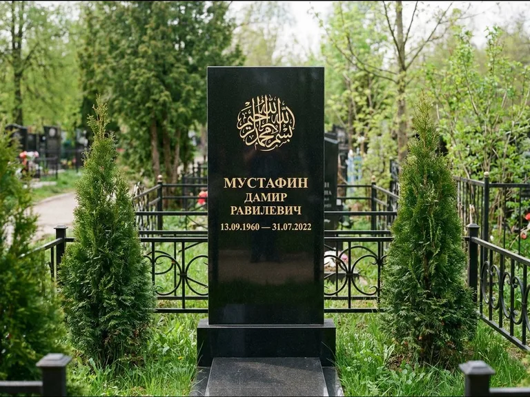Мусульманский памятник — шахада в верхней части стелы, работа «Мустафин» в Санкт-Петербурге