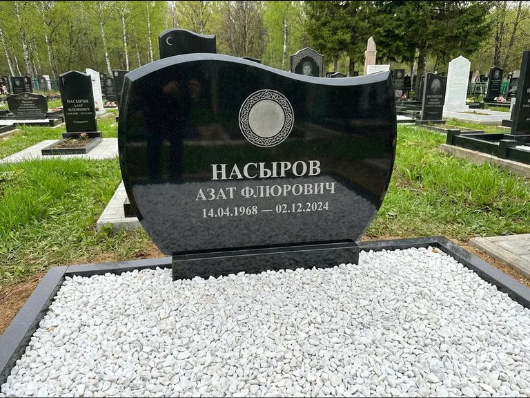 Мусульманский памятник: стела с волнообразным скошенным верхом — гравировка мечети под полумесяцем и звёздами, белая мраморная крошка с бордюром, работа «Насыров» в Санкт-Петербурге