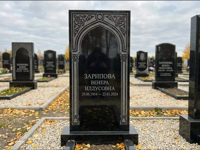 Мусульманский памятник: фигурная стела с михраб-нишей — гравировка мечети в михраб-арке с орнаментом, светлая гравийная отсыпка, работа «Зарипова» в Санкт-Петербурге
