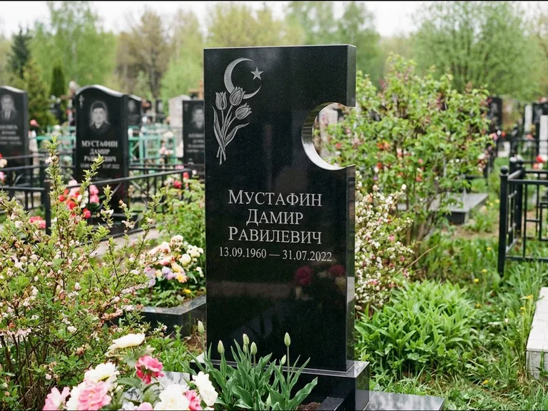 Мусульманский памятник: стела с боковым вырезом в форме полумесяца — гравировка минарета с полумесяцем, низкие кусты в цвету, работа «Мустафин» в Санкт-Петербурге