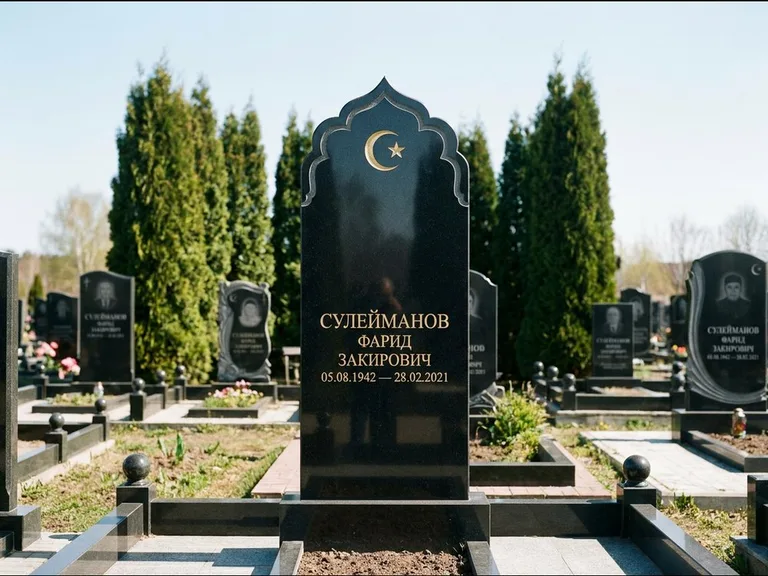 Мусульманский памятник: стела с резным восточным навершием-пиштаком — белая гравировка силуэта мечети с минаретами, высокие туи полукругом, работа «Сулейманов» в Санкт-Петербурге