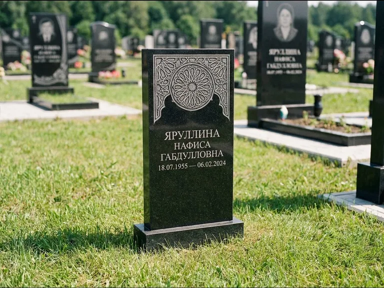 Мусульманский памятник: небольшая скромная невысокая стела — золочёная гравировка мечети, аккуратный участок с газоном, работа «Фахрутдинова» в Санкт-Петербурге