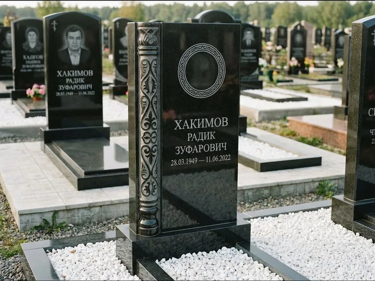 Мусульманский памятник: стела с боковой резной орнаментальной колонной — детализированная гравировка мечети Кул-Шариф, белая мраморная крошка, работа «Хабибуллин» в Санкт-Петербурге