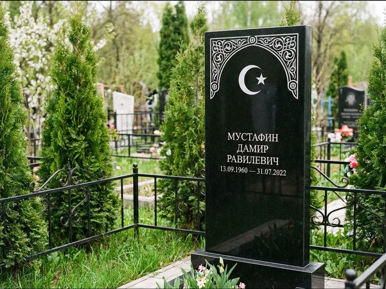 Мусульманский памятник — полумесяц со звездой и орнамент-бордюр, работа «Мустафин» в Санкт-Петербурге