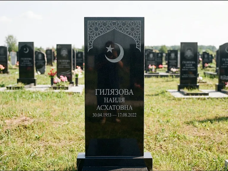 Мусульманский памятник: узкая вертикальная стела-пилон с полумесяцем — гравировка мечети в михраб-арке с орнаментом, открытая лужайка без ограды, работа «Ибрагимова» в Санкт-Петербурге