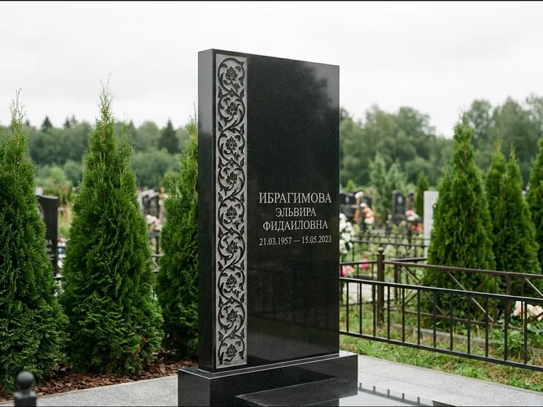 Мусульманский памятник — колонна ислими по краю стелы, работа «Ибрагимова» в Санкт-Петербурге