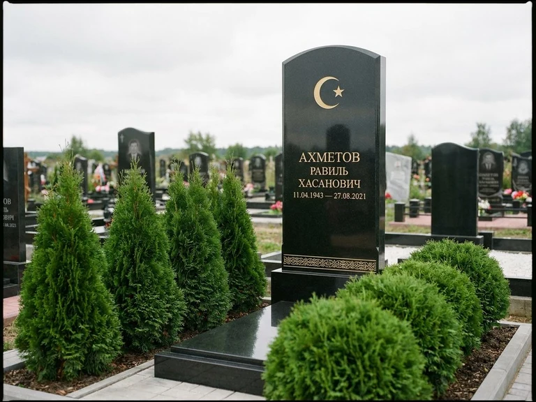 Гравировка полумесяца на памятник в Санкт-Петербурге — памятник из чёрного гранита с гравировкой