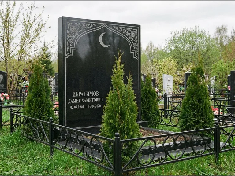 Памятник с гравировкой полумесяца — гравировка полумесяца в восточной арке с орнаментом, работа «Ибрагимов» в Санкт-Петербурге