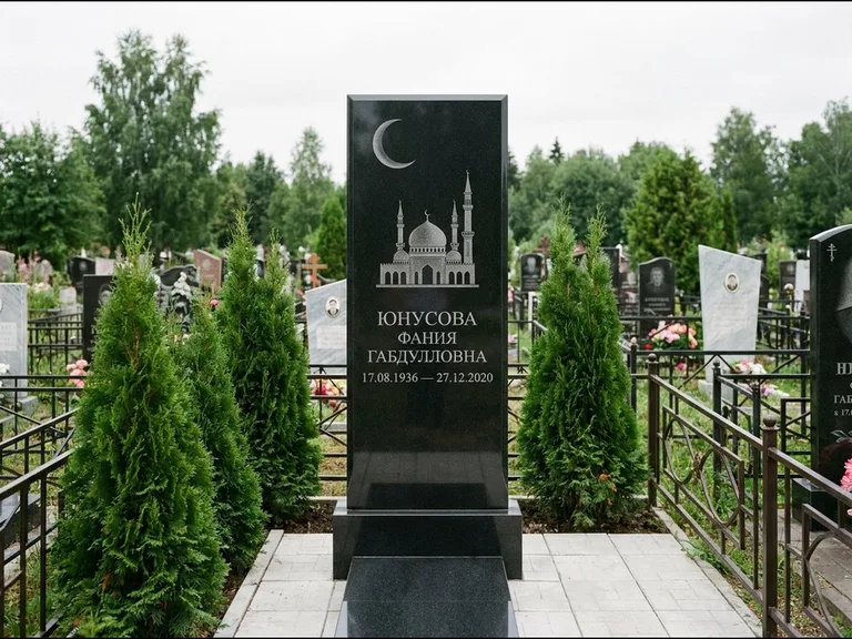 Памятник с гравировкой полумесяца — гравировка полумесяца над силуэтом мечети, работа «Юнусова» в Санкт-Петербурге