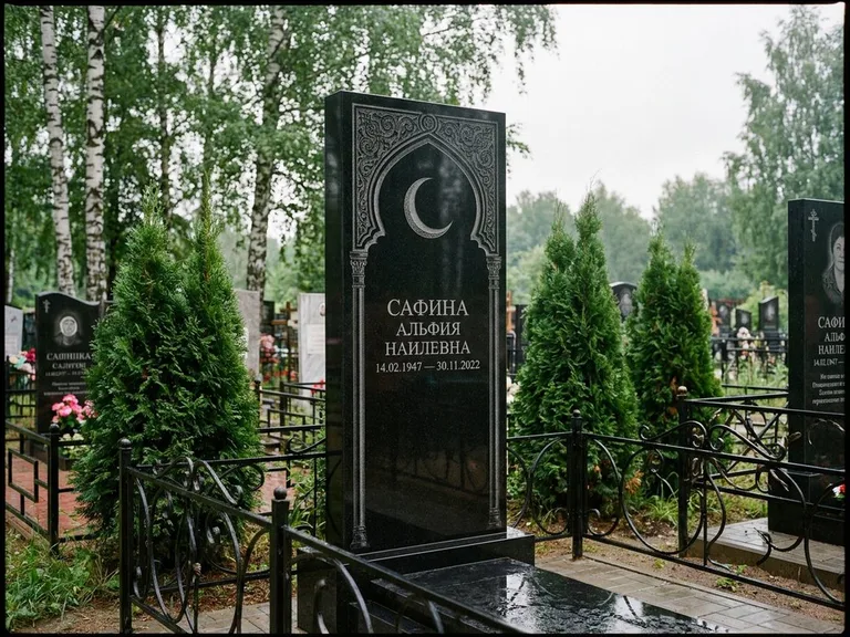 Памятник с гравировкой полумесяца — гравировка полумесяца в восточной арке с орнаментом, работа «Сафина» в Санкт-Петербурге