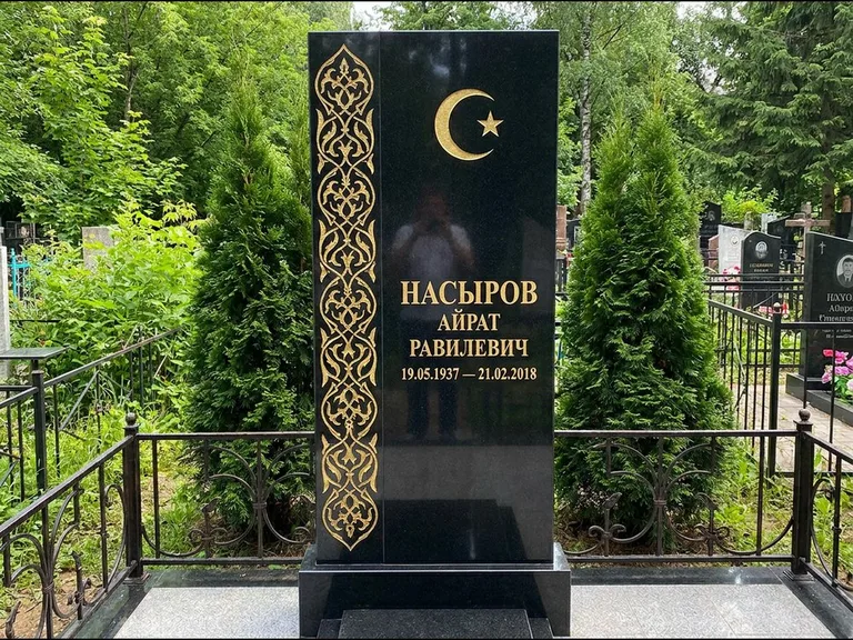 Памятник с гравировкой полумесяца — золочёный полумесяц и колонна растительного орнамента-ислими, работа «Насыров» в Санкт-Петербурге