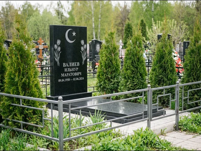 Памятник с гравировкой полумесяца — гравировка полумесяца со звездой и тюльпанами по бокам, работа «Валиев» в Санкт-Петербурге
