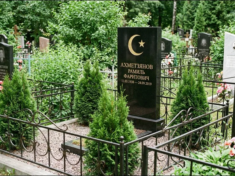 Памятник с гравировкой полумесяца — золочёная гравировка полумесяца со звездой в верхней части с, работа «Ахметзянов» в Санкт-Петербурге