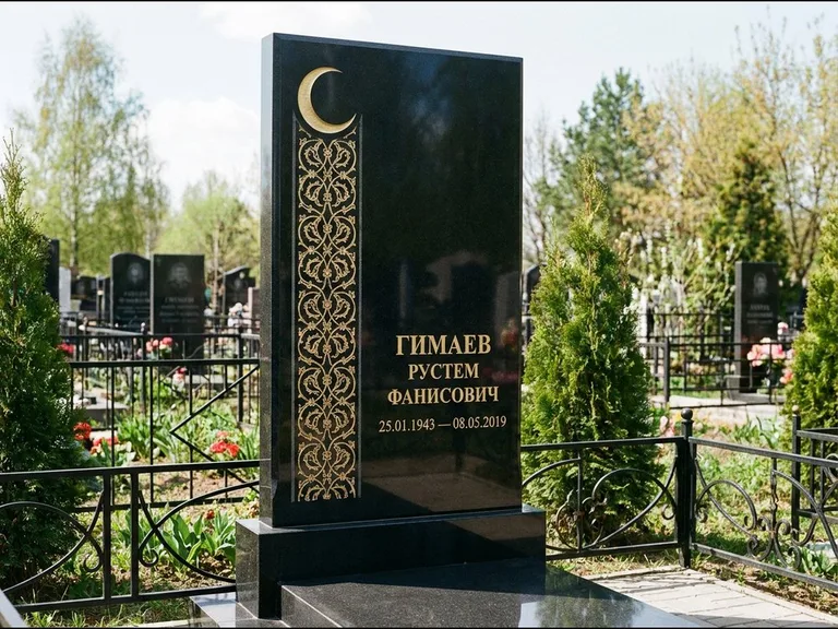 Памятник с гравировкой полумесяца — золочёный полумесяц и колонна растительного орнамента-ислими, работа «Гимаев» в Санкт-Петербурге