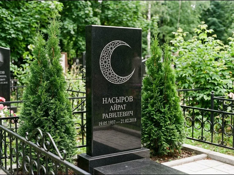 Памятник с гравировкой полумесяца — гравировка полумесяца в геометрическом орнаменте-гирихе, работа «Насыров» в Санкт-Петербурге