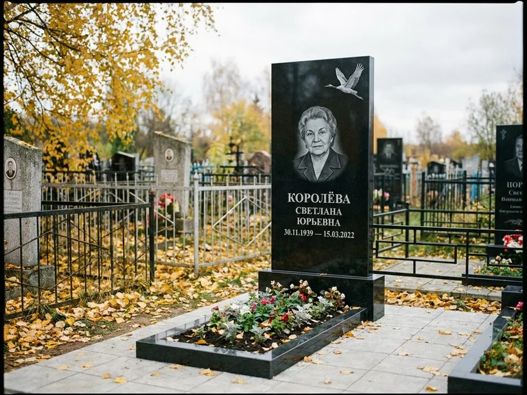 Памятник с гравировкой журавлей — белая гравировка клина журавлей, уходящего в верхний угол ст, работа «Королёва» в Санкт-Петербурге