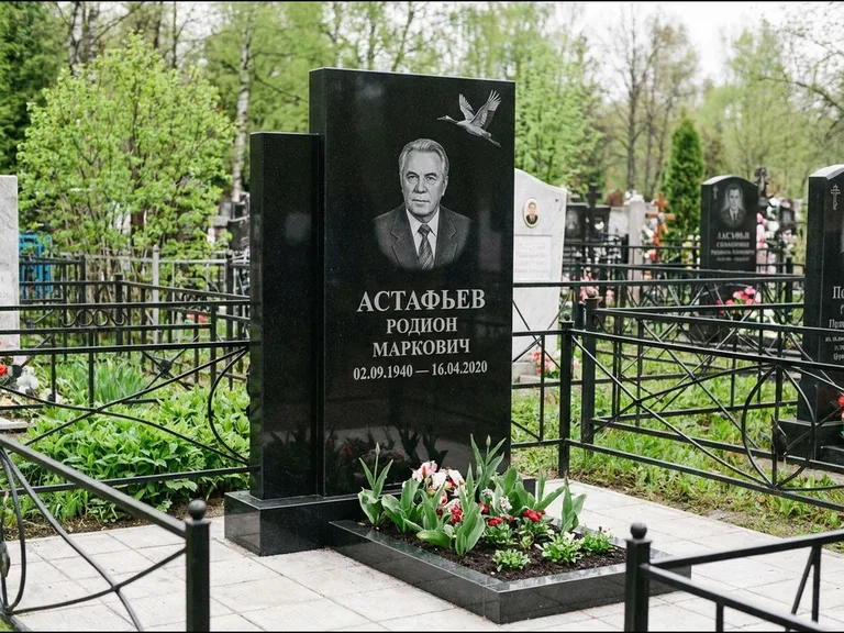 Памятник с гравировкой журавлей — гравировка одиночного летящего журавля над портретом, работа «Астафьев» в Санкт-Петербурге