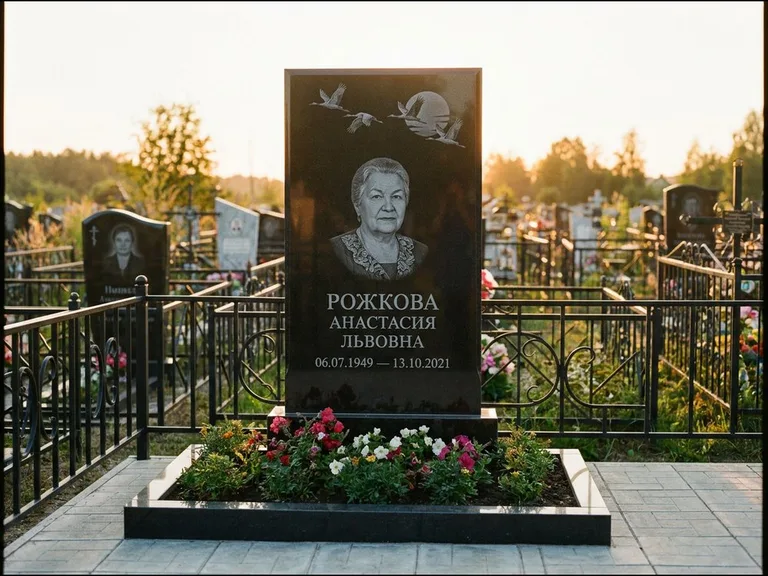 Памятник с гравировкой журавлей — гравировка клина журавлей на фоне солнечного диска, работа «Рожкова» в Санкт-Петербурге