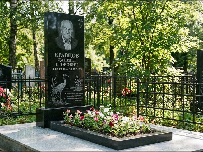Памятник с гравировкой журавлей — гравировка журавля у камышей рядом с эпитафией, работа «Кравцов» в Санкт-Петербурге