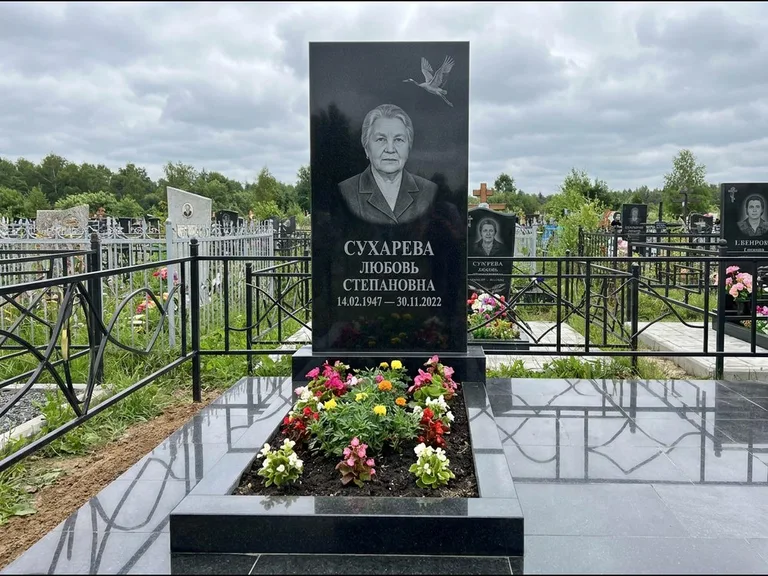 Памятник с гравировкой журавлей — гравировка одиночного летящего журавля над портретом, работа «Сухарева» в Санкт-Петербурге