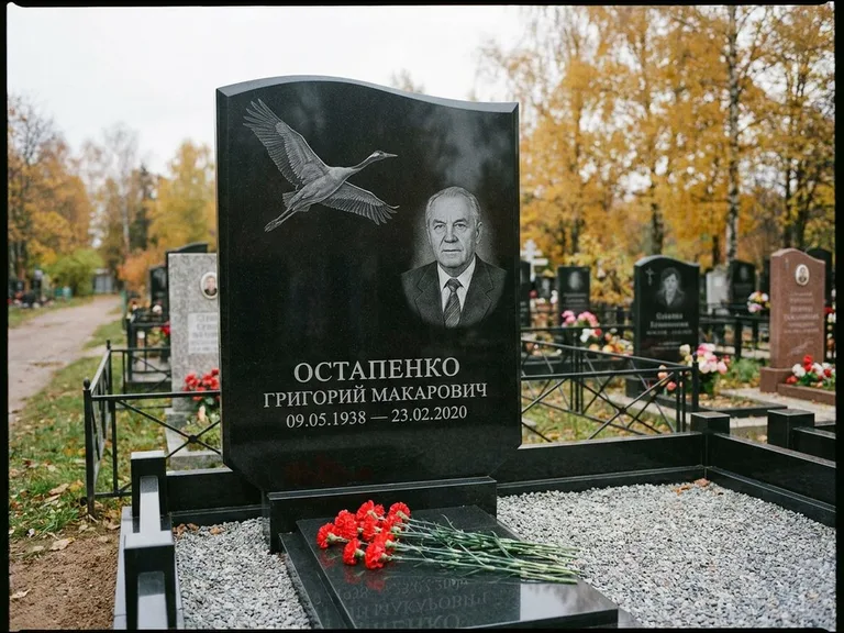 Памятник с гравировкой журавлей — гравировка журавлей, работа «Остапенко» в Санкт-Петербурге