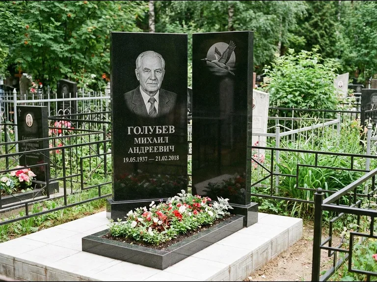 Памятник с гравировкой журавлей — гравировка клина журавлей на фоне солнечного диска, работа «Голубев» в Санкт-Петербурге