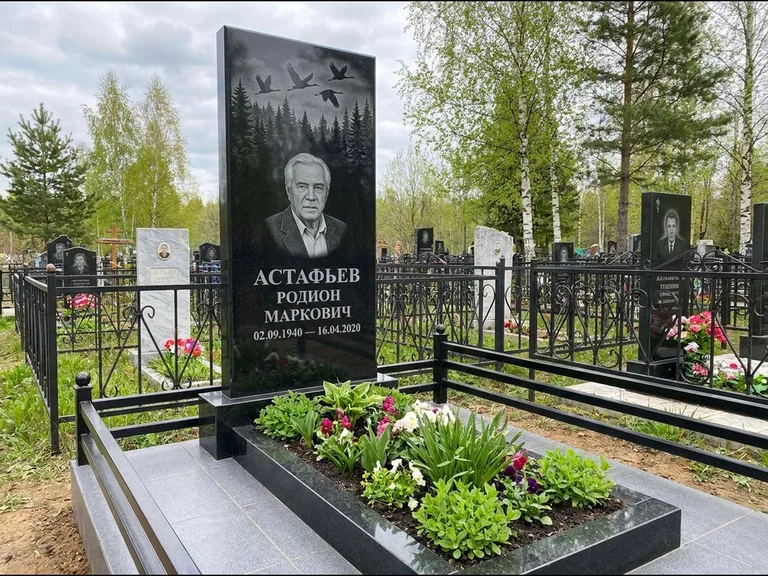 Памятник с гравировкой журавлей — гравировка силуэтов журавлей над еловым лесом, работа «Астафьев» в Санкт-Петербурге