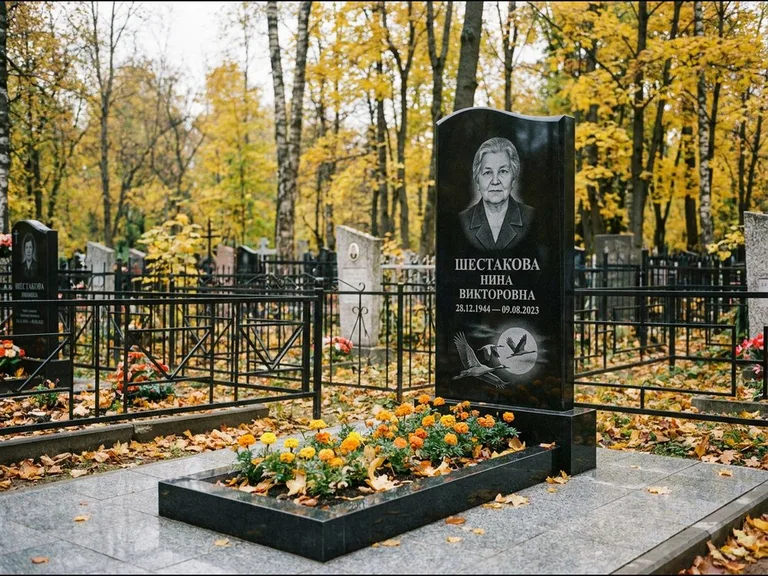 Памятник с гравировкой журавлей — гравировка клина журавлей на фоне солнечного диска, работа «Шестакова» в Санкт-Петербурге