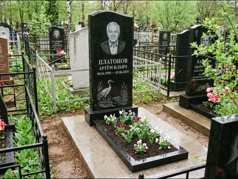 Памятник с гравировкой журавлей — гравировка журавля у камышей рядом с эпитафией, работа «Платонов» в Санкт-Петербурге