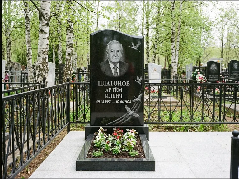 Памятник с гравировкой журавлей — гравировка трёх журавлей по диагонали через свободное поле с, работа «Платонов» в Санкт-Петербурге