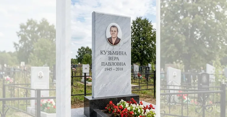 Мраморный памятник, Памятники на Сестрорецком кладбище в Санкт-Петербурге